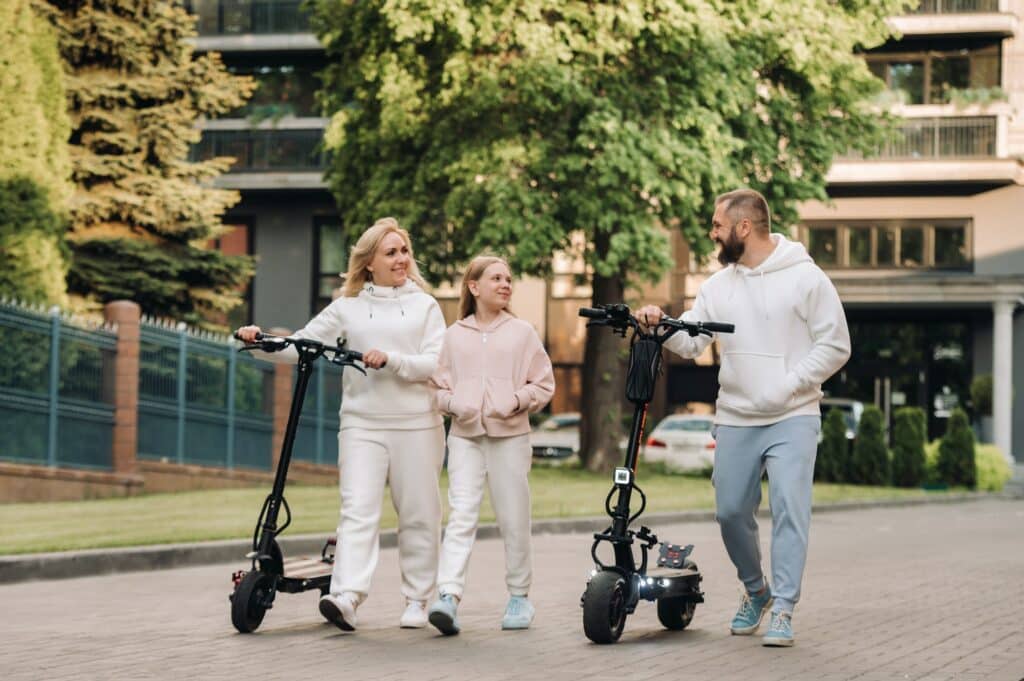 famille en trottinette électrique a chateauroux